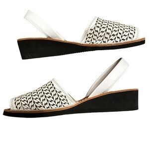 Suela del Ceuro Made in Spain White Lightweight Summer Sandals, size 8